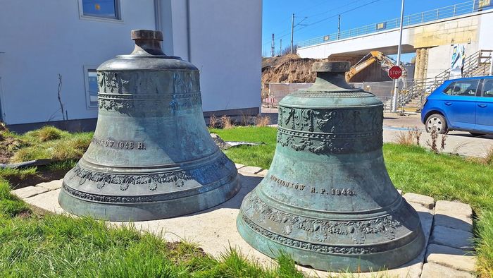 Zdjęcie pokazujące dwa dzwony kościelne.